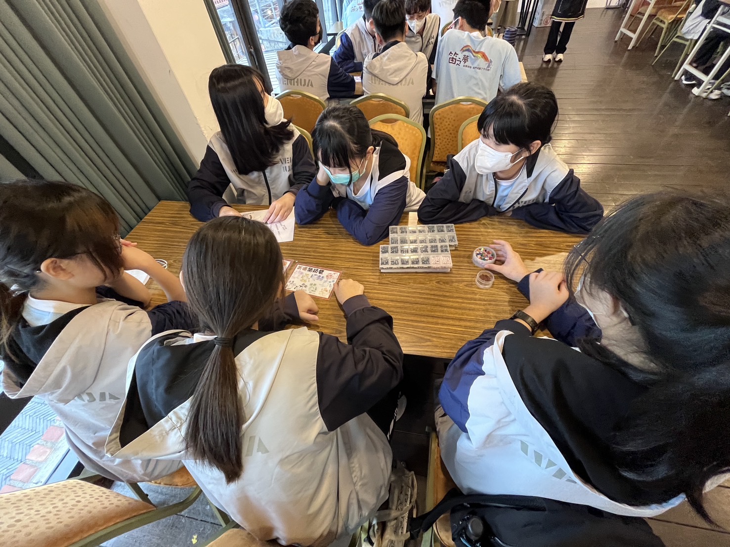 08_參觀新竹241藝術空間，脫下鞋子入展間與作品互動